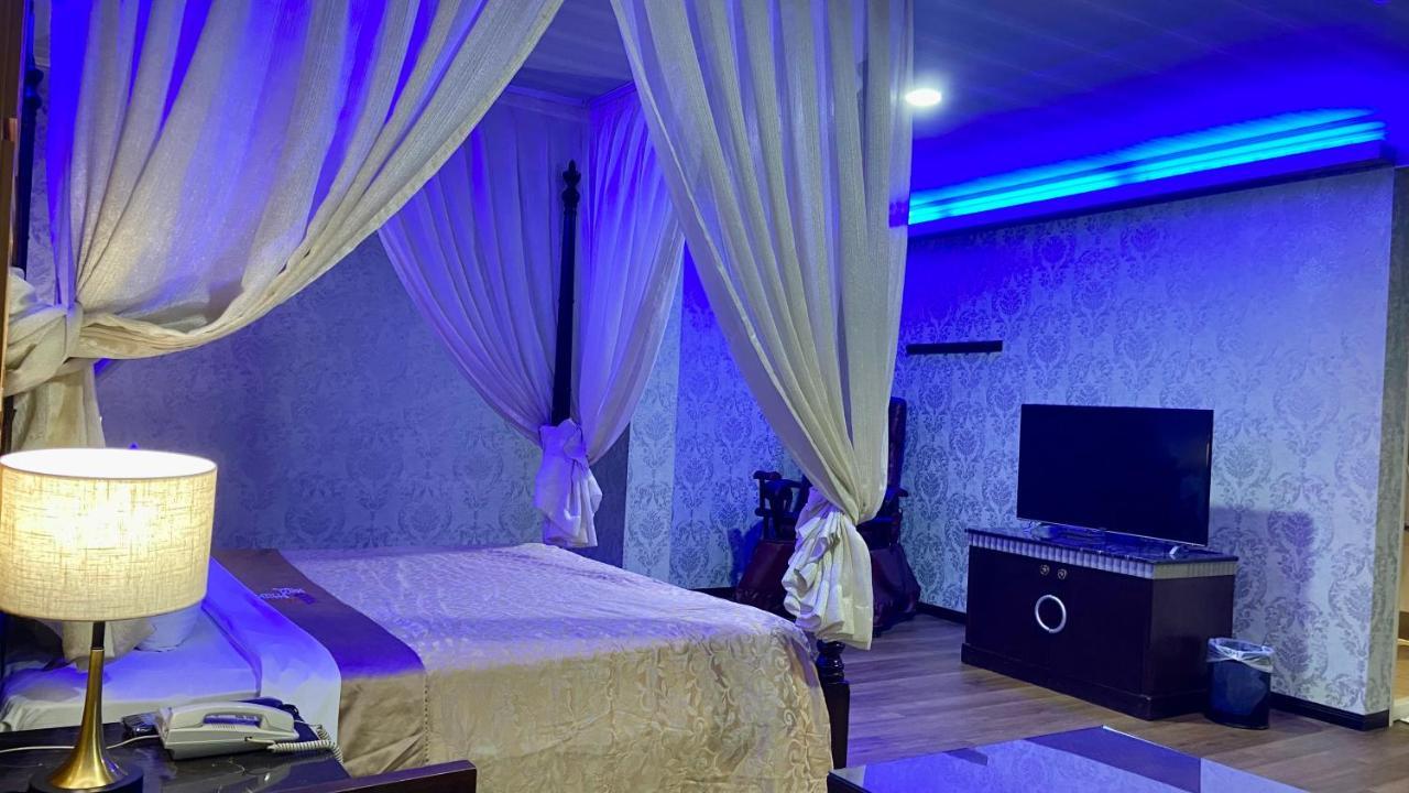 Huang Xing Motel Pingtung Kültér fotó