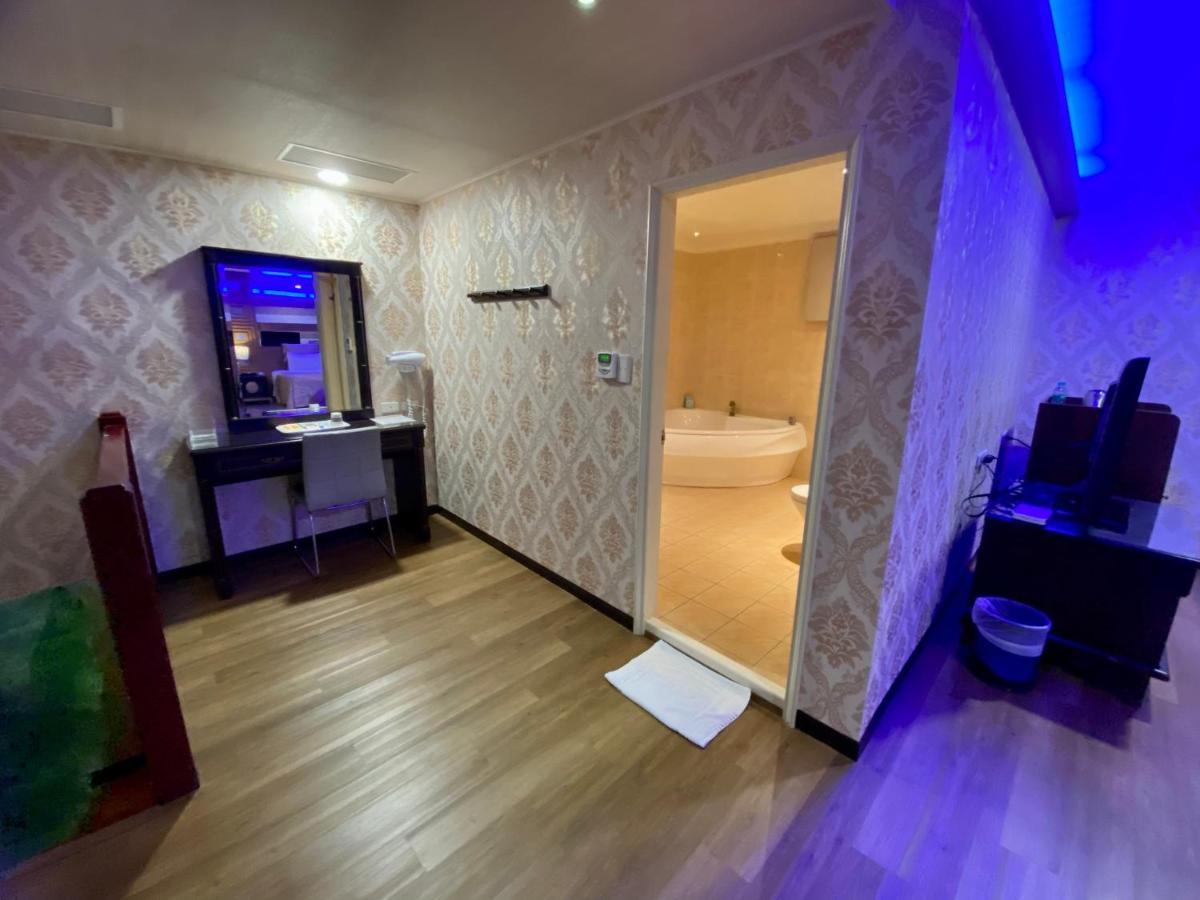 Huang Xing Motel Pingtung Kültér fotó
