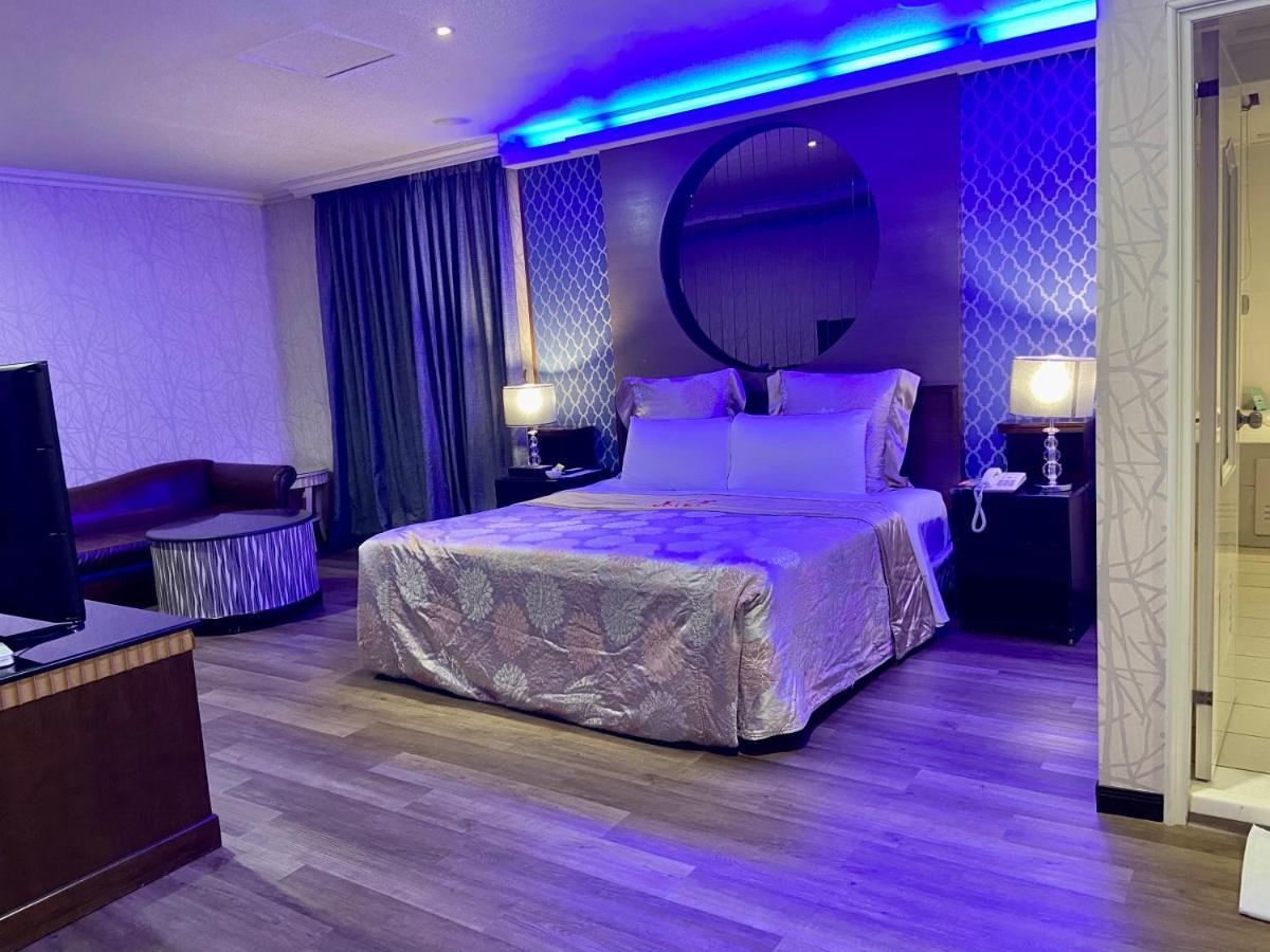 Huang Xing Motel Pingtung Kültér fotó