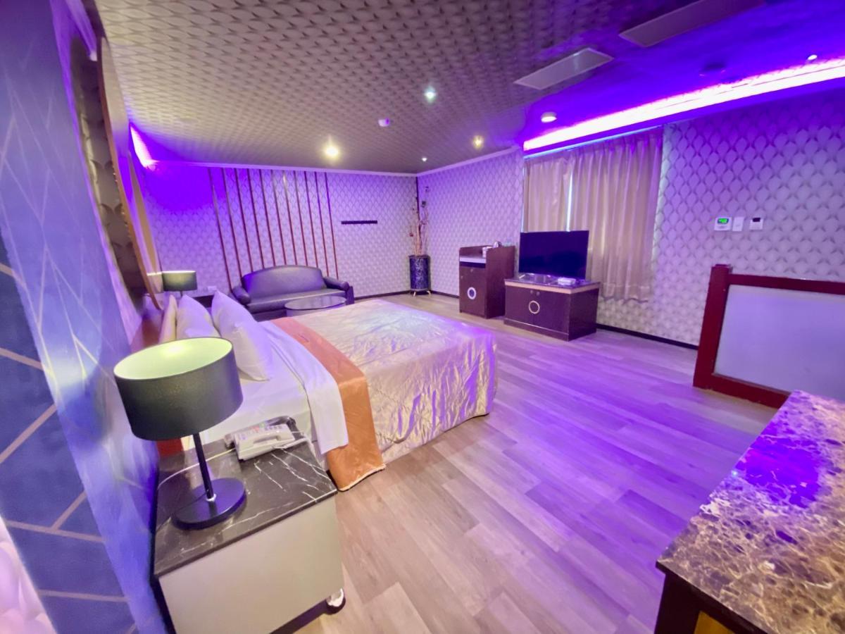 Huang Xing Motel Pingtung Kültér fotó